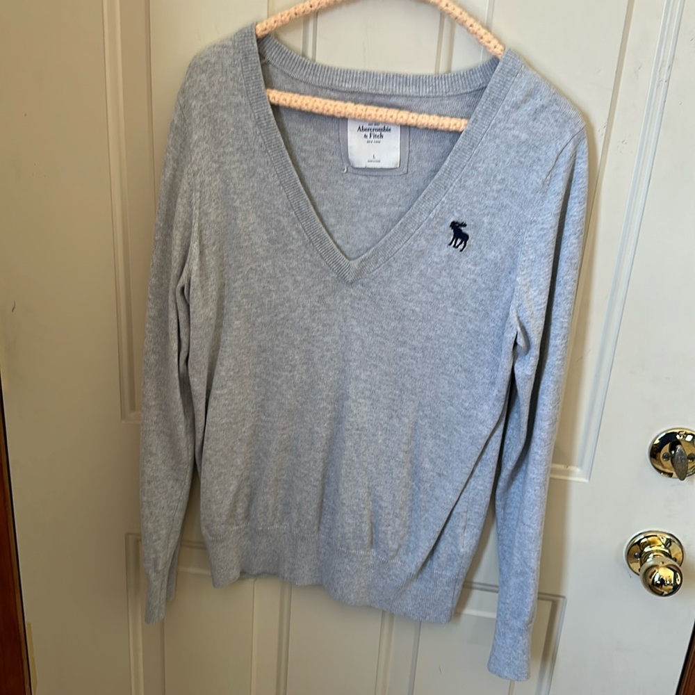 Abercrombie & Fitch v-neck sweater. Size  large